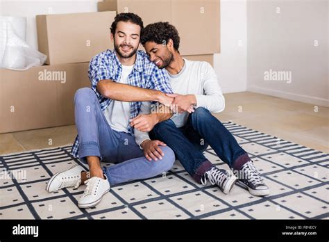 Couple Gay Assis Sur Le Sol Banque De Photographies Et Dimages Haute R Solution Alamy