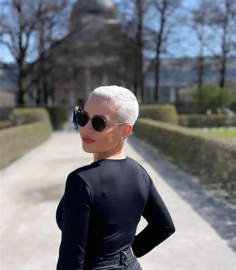 Short And Sweet Blonde Pixie Cut Ideas