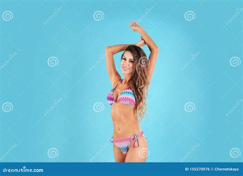 Mujer Atractiva Bonita Con El Cuerpo Delgado Hermoso En Bikini Elegante Foto De Archivo Imagen