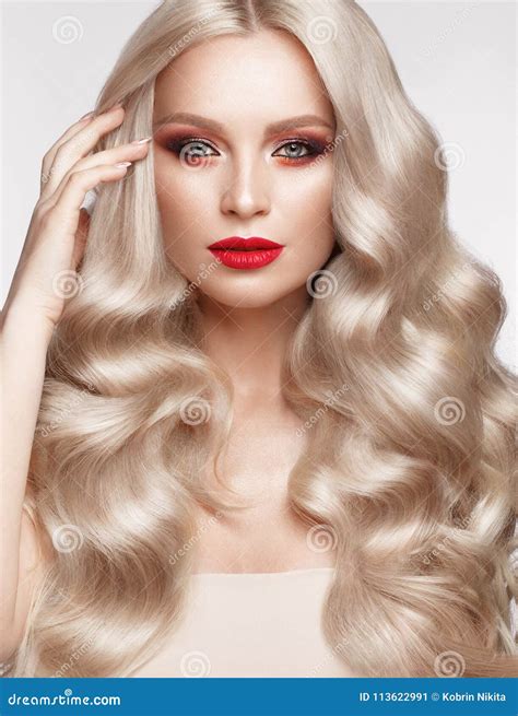Belle Blonde D une Façon De Hollywood Avec Des Boucles Le Maquillage Naturel Et Des Lèvres