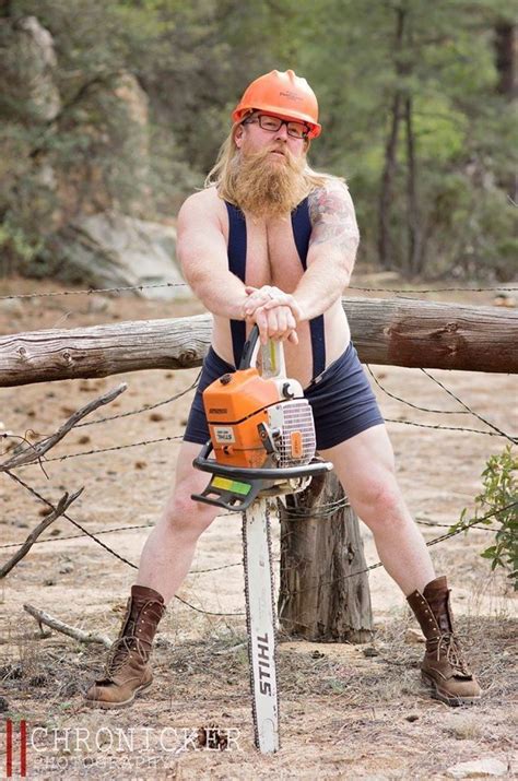 Bearded Woodsman Takes Steamy Dudeoir Photoshoot Homem Musculoso Barbudo Poses