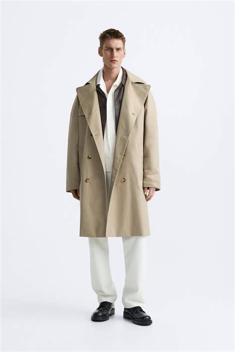 Trench uomo beige: 10 modelli da indossare con stile