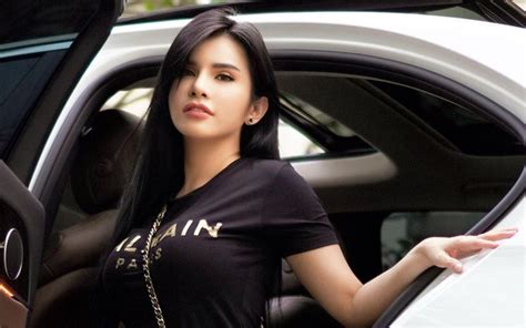 Potret Hot Maria Vania Pakai Dress Mini Duduk Di Mobil Bikin Netizen Terpesona Okezone Women