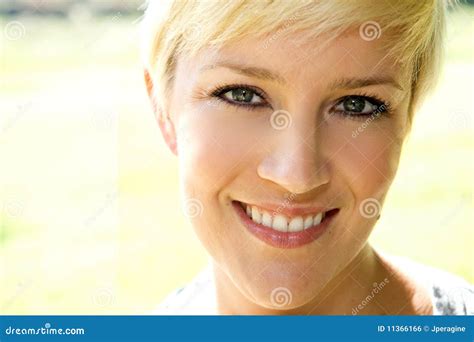 Belle Fille Blonde Avec Un Joli Sourire Photo Stock Image Du Sant Caucasien