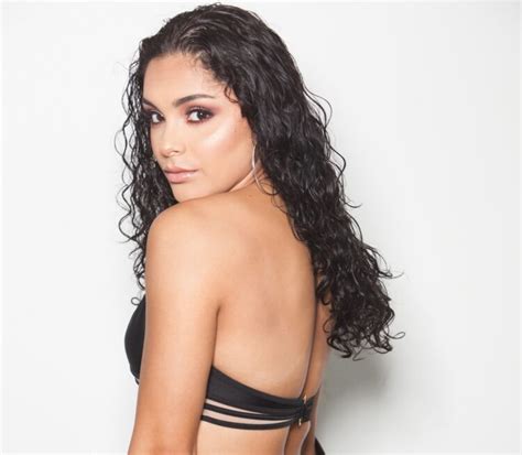 9 Hot Sexy Gabriela Barra Bikini Pics