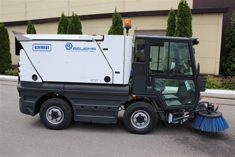 Подметально-уборочная машина