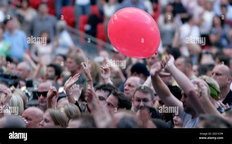 Stadium Wave Crowd Spectators Hi Res Stock Photography And Images Alamy