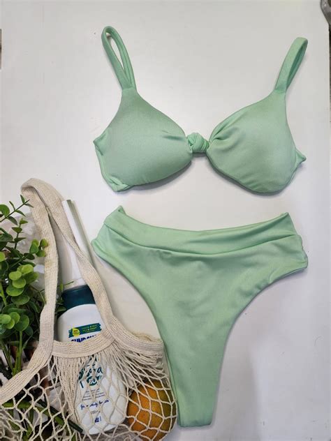 conjunto de 3 peças top nó frente bojo e amarrado nas costas calcinha hot pants