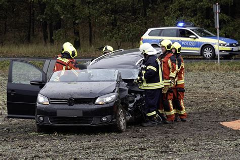 Thiendorf VW Fahrer Nach Kollision Mit Holztransporter Schwer Verletzt