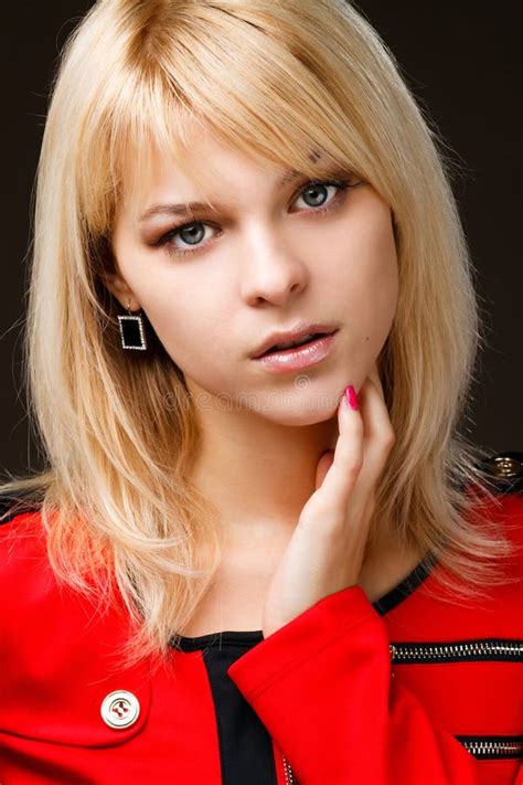 Belle Fille Blonde Dans Une Robe Rouge Image Stock Image Du Charme Beau