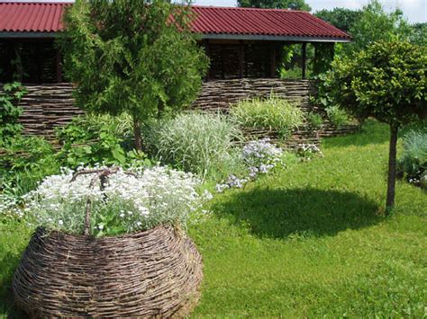 Разновидности украшений для сада