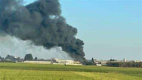 Incendio A Lazzate Fumo Nero Da Un Capannone Visibile In Tutta La