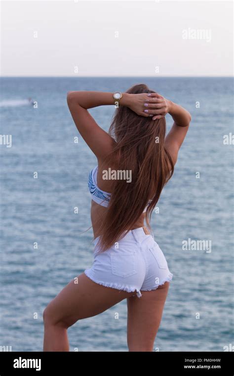 Jolie Jeune Femme Sexy Dans Un Bikini Se Tiennent Pr S De L Eau Vue Arri Re Photo Stock Alamy