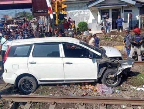 Viral Pengendara Motor Dan Mobil Nekat Terobos Palang Kereta Api Hingga