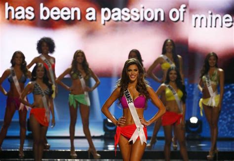 PHOTOS Iris Mittenaere élue Miss Univers tous les clichés du défilé en bikini au sacre Voici