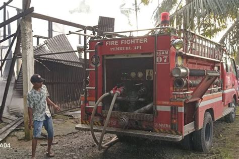 Agam Kerahkan Dua Armada Padamkan Api Bakar Rumah Warga ANTARA Sumbar