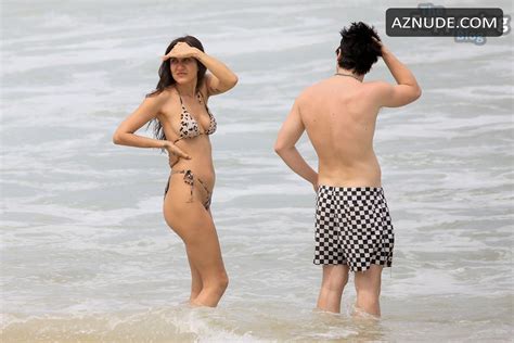 Jesse Jo Stark Sexy Seen With Yungblud Showing Off Her Slim Body Wearing A Hot Bikini At The