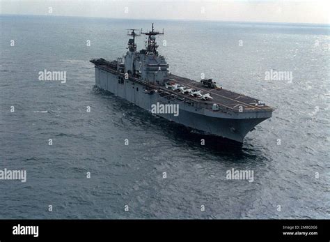 Una Vista De Proa A Estribor Del Buque De Asalto Anfibio USS SAIPAN