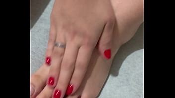 Passando creme nos pés XVIDEOS