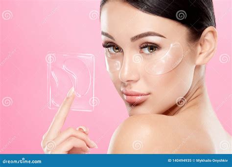 La Ragazza Perfetta Con Nudo Compone E Spalle Nude Al Fondo Dello Studio Toppe Invisibili Dell