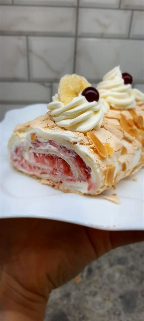 Рецепт меренгового рулета с фисташками, малиной и Макскарпоне в ...