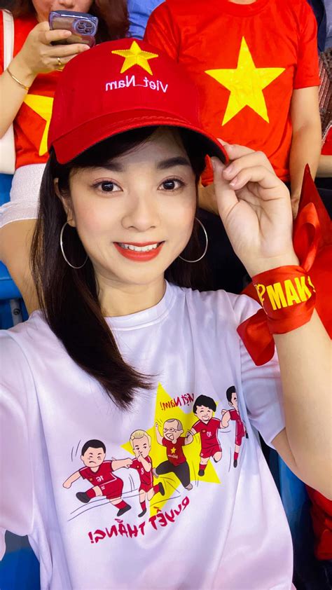 Bạn gái Lâm Tây và dàn hot girl gây náo loạn đường phố trong trận ĐT Việt Nam hòa ĐT Thái Lan