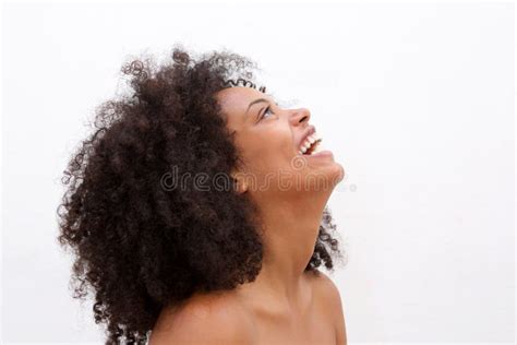Ritratto Laterale Della Donna Di Colore Di Risata Con Le Spalle Nude Fotografia Stock Immagine