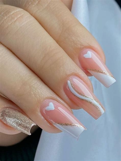diseños de uñas con purpurina y remolino blanco Gel nails Nude