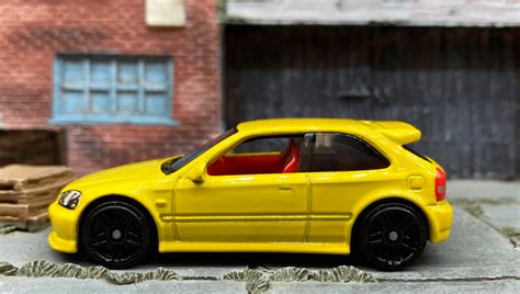 Машинка Базова Hot Wheels Honda Civic Type R EK Hatchbacks HCT Yellow купити в