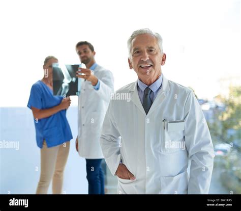 Étaient ensemble pour le bien de votre santé Portrait d un médecin mature debout dans un