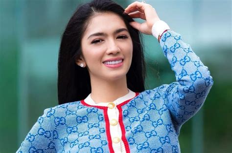 Tanpa Pakai Bikini Saat Di Pantai Angel Karamoy Justru Pamer Tampilan Seksi Pakai Mini Dress