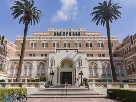 What Colleges Are Located In Los Angeles? - REAL RocknRoll Movers