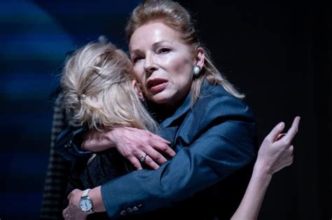 Лили Маравиля се влюбва в жена в "Горчивите сълзи на Петра фон Кант ...