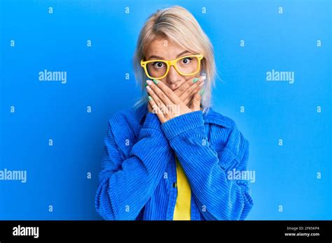 Jeune Fille Blonde Portant Des V Tements D Contract S Et Des Lunettes Choqu Couvrant La Bouche