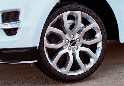 На каких колёсах выбрать детский электромобиль