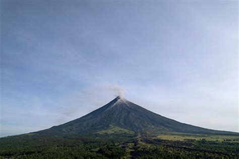 philippine volcanos eruption   displaced thousands