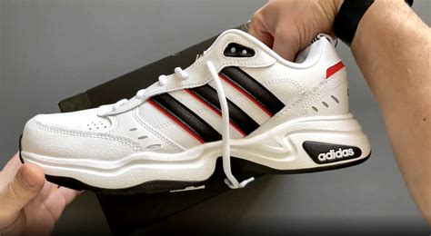 Распаковываю кроссовки adidas STRUTTER