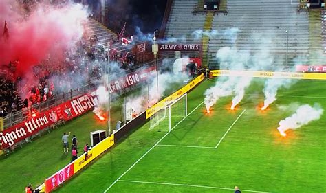 Ha Lanciato Fumogeni In Campo Durante Latina Perugia Daspo Per Un Ultras Latina Quotidiano