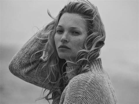 黑白色調下的純粹自我Kate Moss 出鏡 Naked Cashmere 秋冬廣告 The Femin