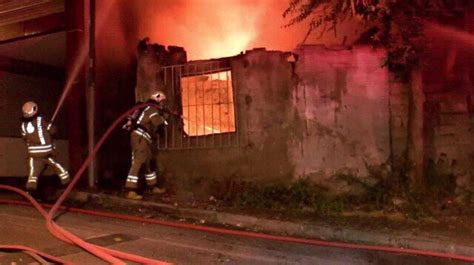 Şişli de korkutan yangın Alev alev yanan gecekondu küle döndü