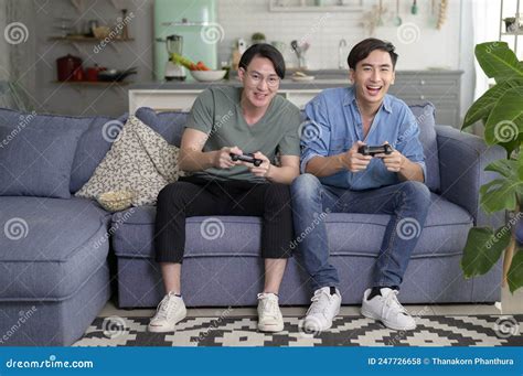Jovem Casal Gay Sorrindo Jogando Videogames Na Sala De Estar Em Casa Lgbtq E Diversidade Foto De