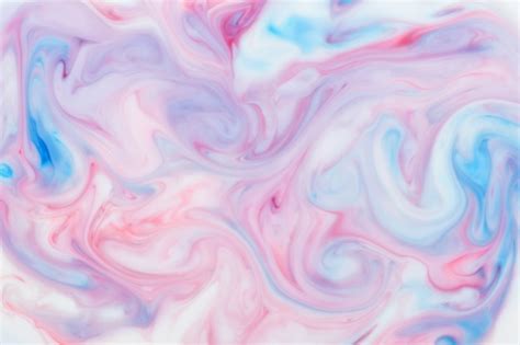 Misturando Rosa Com Azul - Mistura artística giratória de tinta azul e rosa em um padrão de fundo ...