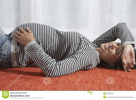 Femme Enceinte Se Trouvant Sur Le Plancher Image Stock Image Du