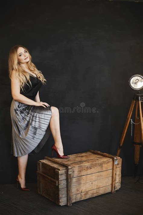 Fille Mod Le De Belle Plus Taille Blonde Avec De Grands Seins Dans Une Chemise De Plaid Rouge Et