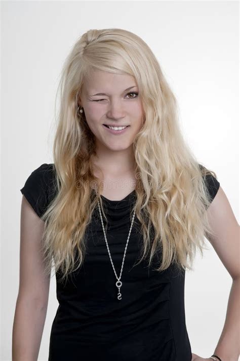 Femme Blonde Clignant De L Oeil Son Oeil Photo Stock Image Du Mode Noir