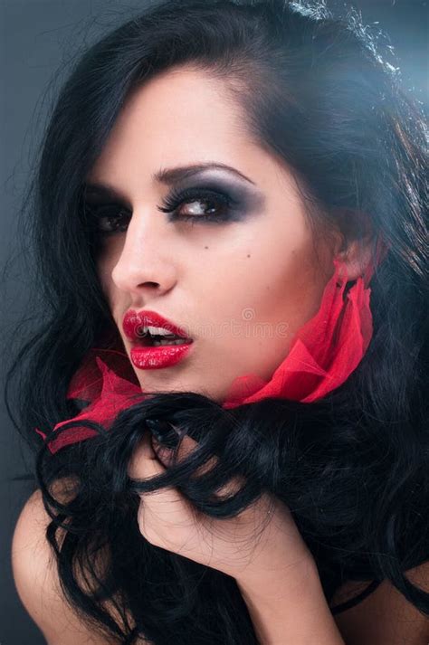 Retrato De La Belleza Del Estudio Del Brunette Atractivo Foto De Archivo Imagen De Rico Negro