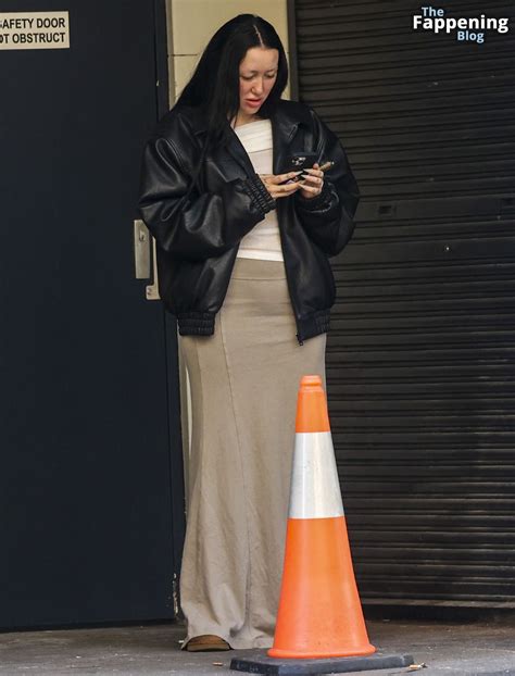 Noah Cyrus Flashes Her Nude Tits As She Smokes Outside Her Sydney Hotel Fappening