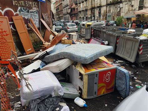 L EMERGENZA Rifiuti così Napoli rischia la crisi Impianti di