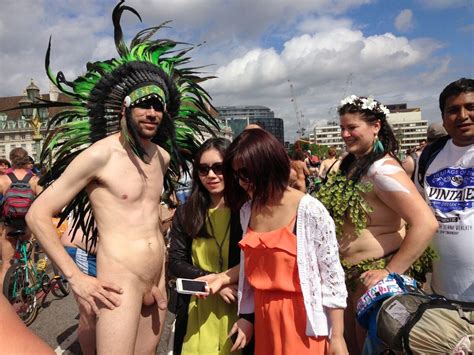 Girls Like A Naked Dude On Parade CFNM Jungle