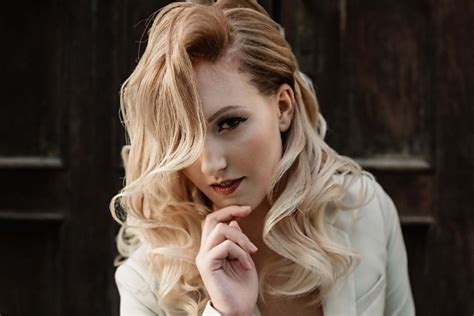 Image libre curieux blonde à la recherche charme portrait visage mode attrayant joli